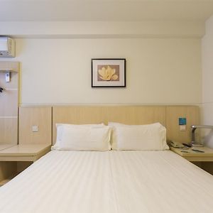 Double Room B No Window